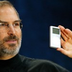 Apple CEO Steve Jobs introduces the new mini iPod in San Francisco in 2004-svetapple.sk