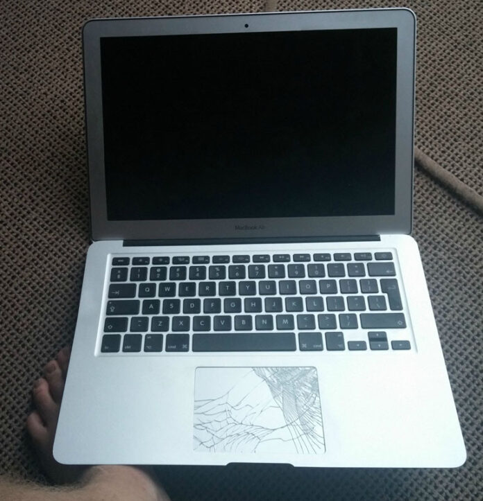 MacBook Air po páde z výšky 300 metrov! MacBook Air po páde z výšky 300 metrov!
