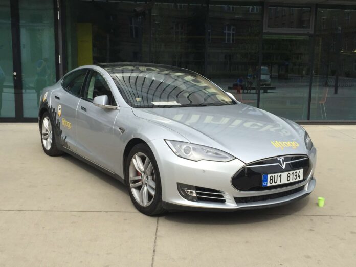 Tesla pred konferenciou - svetapple.sk Tesla pred konferenciou - svetapple.sk