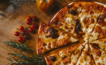 2 v 1: Škatuľa od pizze obsahuje projektor, ktorý premieta film pizza