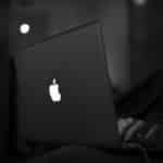 apple logo svietiace