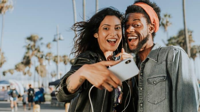 Prečo sú selfie fotky na iPhone po odfotení zrkadlovo otočené?