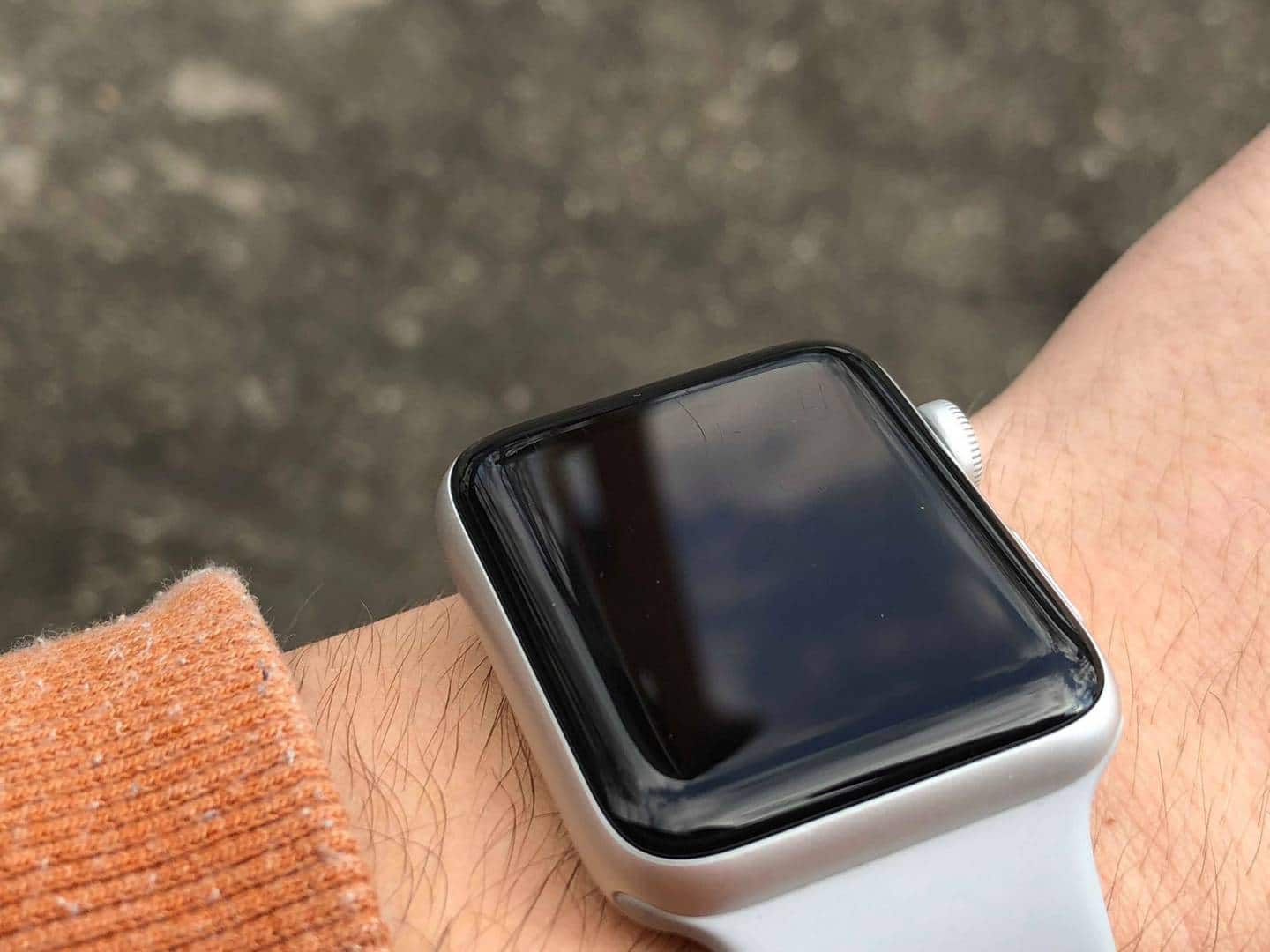 Apple Watch Series 3 a ich poškriabané Ion-X sklíčko