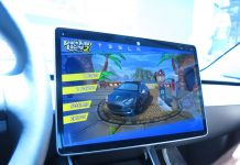 Tesla podporuje videohry. Na kokpite si zahráš populárnu racingovku. - svetapple.sk