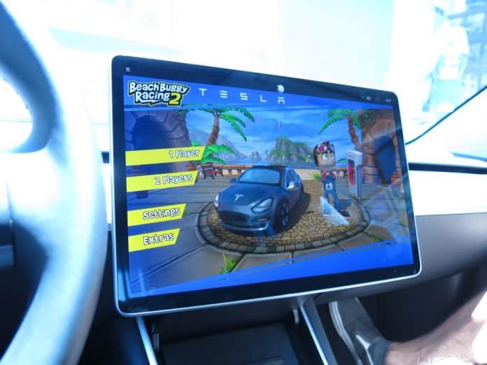 Tesla podporuje videohry. Na kokpite si zahráš populárnu racingovku. - svetapple.sk