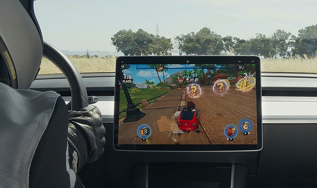 Tesla podporuje videohry. Na kokpite si zahráš populárnu racingovku. - svetapple.sk