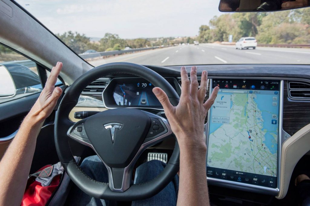 Tesla šoférovala, vodič spal. Elon Musk upozorňuje, že autopilot stále nie je 100%! - svetapple.sk