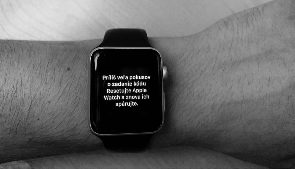 Apple Watch si samé zmenili heslo. Následne ma totálne odstavili.