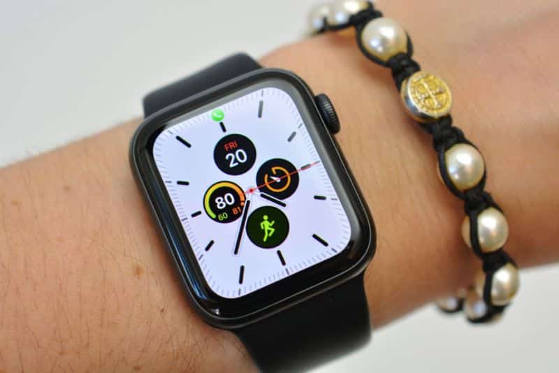 Apple Watch Series 5 sú skoro rovnaké ako Series 4. Majú ale väčšiu batériu. - svetapple.sk