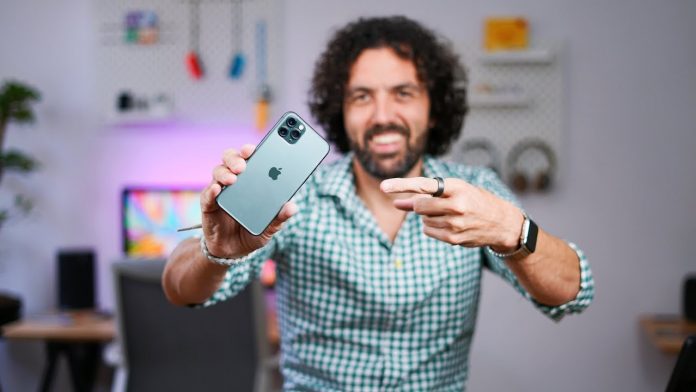 Petr Mára rozbaľuje nový iPhone. Pozrite si prvé dojmy. - svetapple.sk