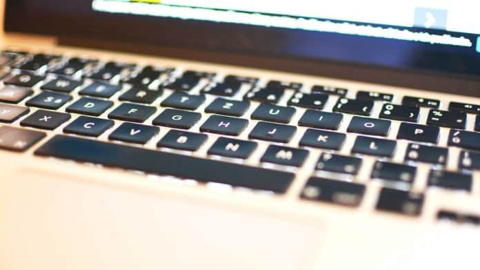 Do MacBooku sa na budúci rok vráti klasická klávesnica.