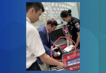 Foto: Šéf spoločnosti Huawei používa v skutočnosti iPad. Ani sa mu nečudujeme, veď je super.