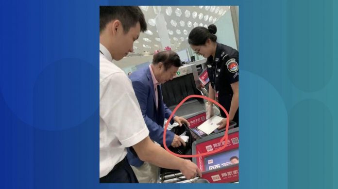 Foto: Šéf spoločnosti Huawei používa v skutočnosti iPad. Ani sa mu nečudujeme, veď je super.