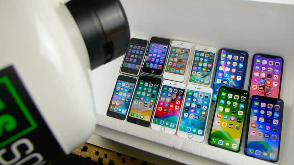 iPhone každej dizajnovej generácie vs. tekutý dusík. Dokáže to niektorý z modelov prežiť? - svetapple.sk