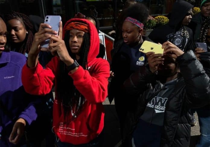 Apple spolu so 100cameras vzdelávali študentov v tom ako fotiť na iPhone 11!