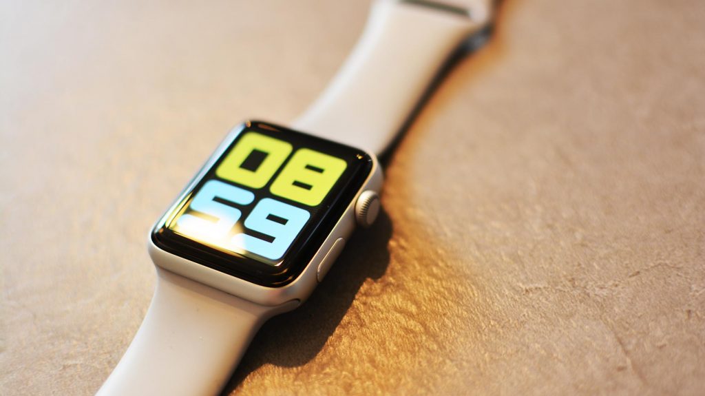 Apple Watch Series 3 repas, zasekáva sa mi digitálna korunka.
