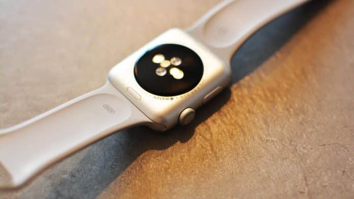 Apple Watch Series 3 repas, zasekáva sa mi digitálna korunka.