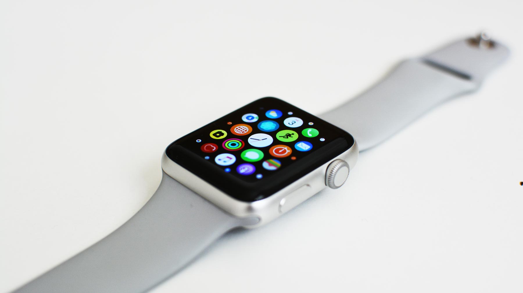 Apple Watch Series 3 a ich poškriabané Ion-X sklíčko