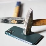 Vydrží iPhone útoky nožom či kladivom? Toto video vám to prezradí.