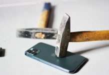 Vydrží iPhone útoky nožom či kladivom? Toto video vám to prezradí.