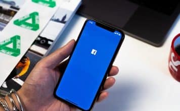 Facebook opravil chybu, keď aplikácia využívala fotoaparát na pozadí.