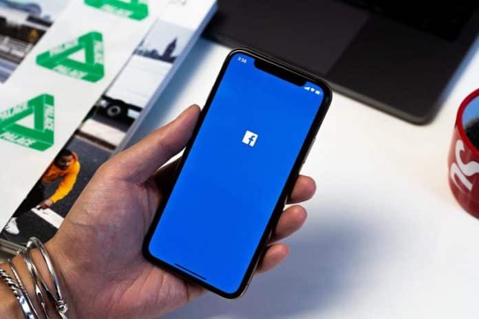 Facebook opravil chybu, keď aplikácia využívala fotoaparát na pozadí.