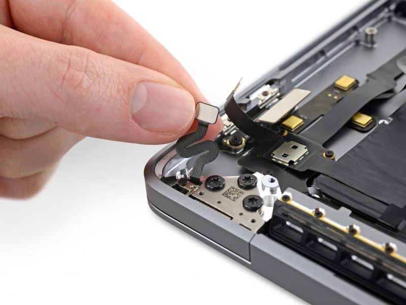MacBook Pro 16 má špeciálny senzor, ktorý bude presne vedieť v akom uhle je displej.