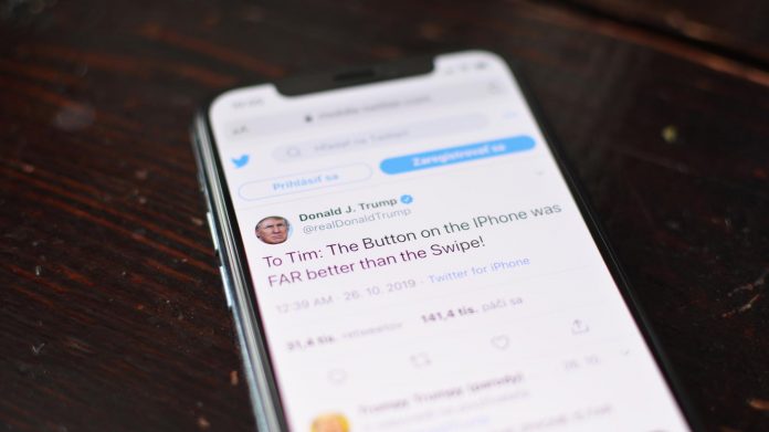 Donald Trump by chcel jednu funkciu z iPhonu späť. Radí Timovi Cookovi cez Twitter.
