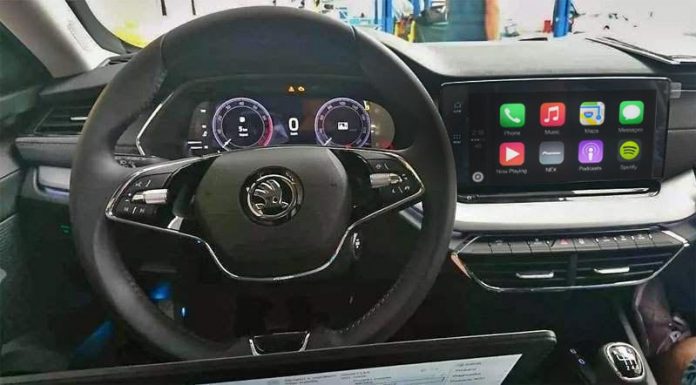Nová Škoda Octavia prinesie podporu bezdrôtového CarPlay. Pozrite sa ako vyzerá jej infotainment.