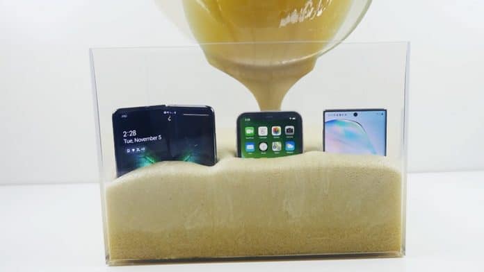 iPhone 11 vs Samsung Galaxy Fold vs Note 10 v najabsurdnejšom teste aký sme kedy videli.
