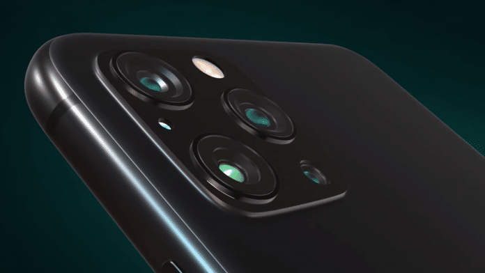 Koncept iPhone 12 Pro bez výrezu na displeji a so štyrmi šošovkami na zadnej strane.