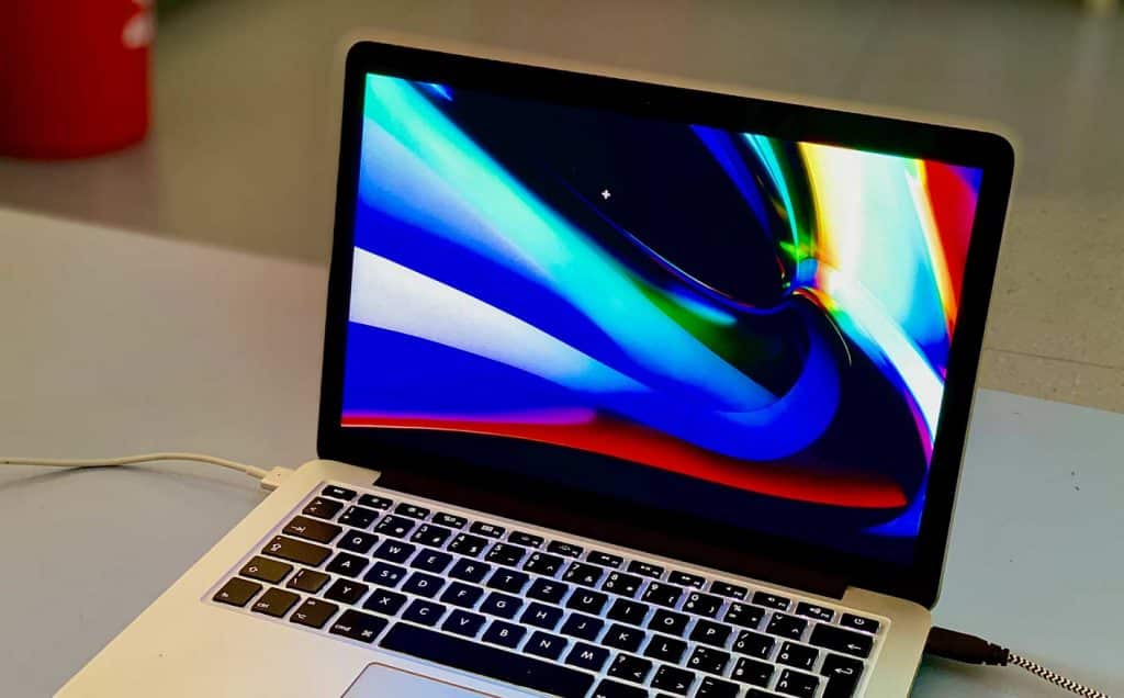 Stiahnite si pozadia z MacBooku Pro 16" v plnej kvalite do svojho počítača.