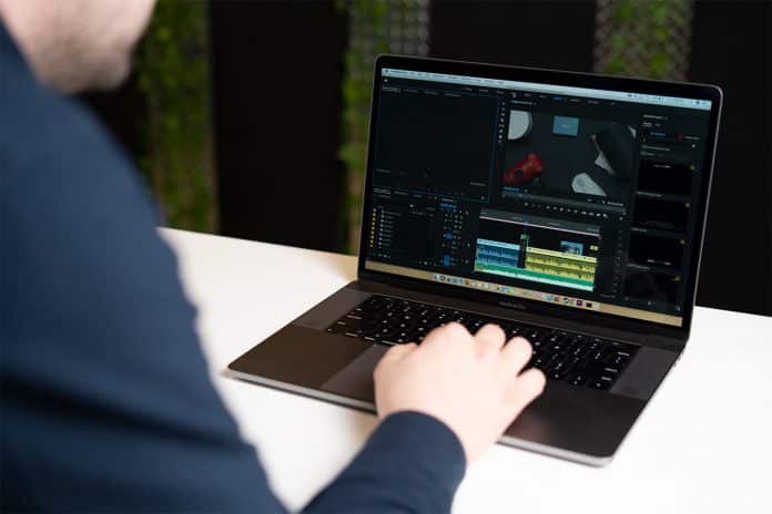 Apple oficiálne prestalo predávať MacBook Pro 15".