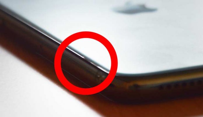 Dobre si rozmyslite, či s ním pôjdete do vody. Z iPhonu 11 Pro nám vytŕča tesnenie.
