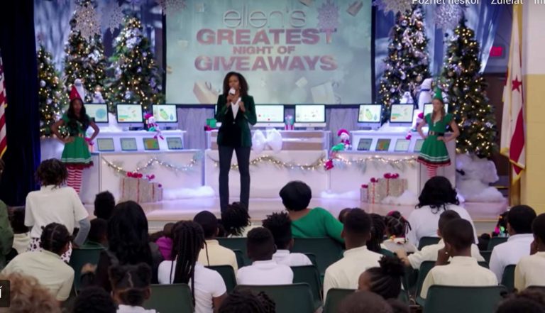 Apple darovalo každému študentovi iPad, učiteľovi MacBook Air a škole iMac.