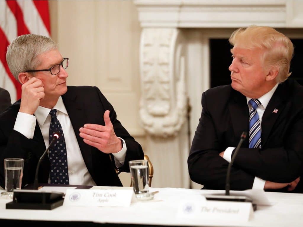 Donald Trump žiada Apple, aby odomklo iPhone pre FBI.