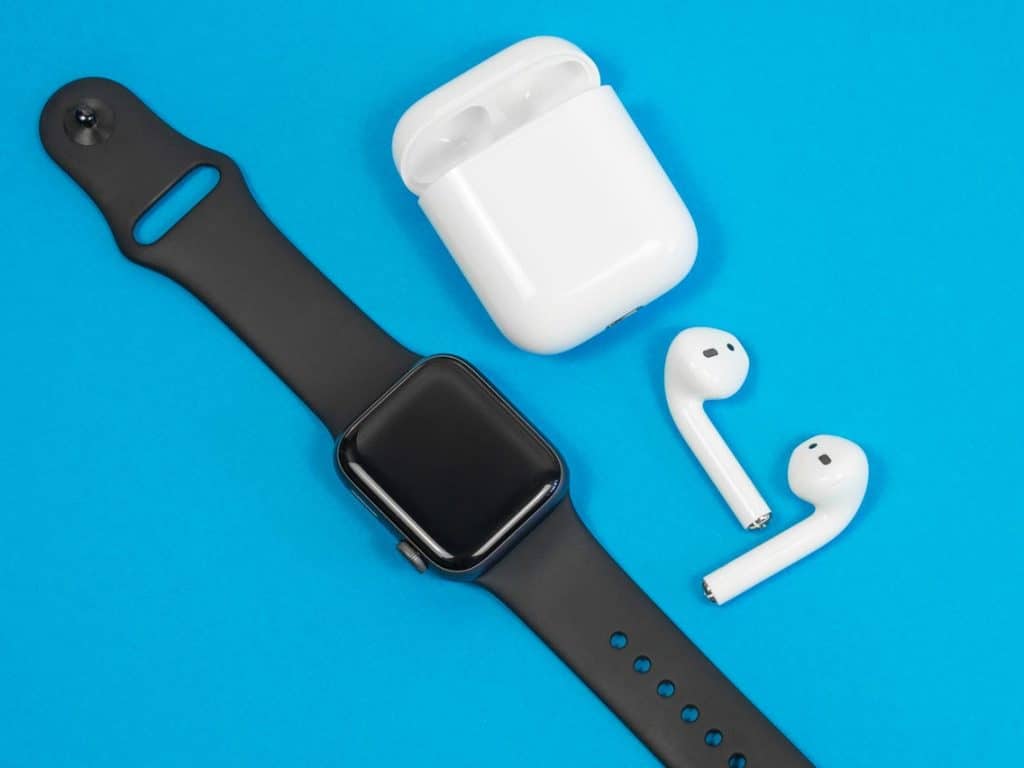 Návod: Ako zistiť stav batérie AirPods na hodinkách Apple Watch.