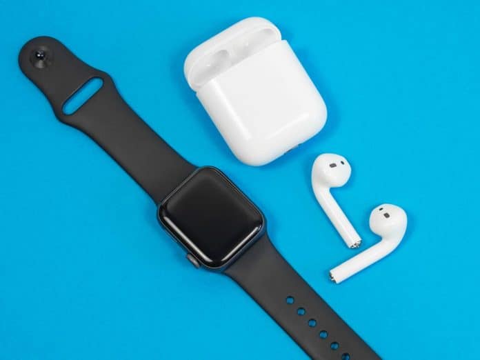 Návod: Ako zistiť stav batérie AirPods na hodinkách Apple Watch.