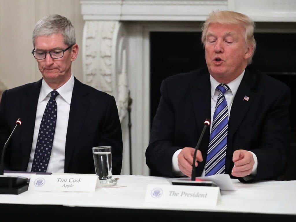 Donald Trump opäť komentuje spoločnosť Apple kvôli zabezpečeniu.