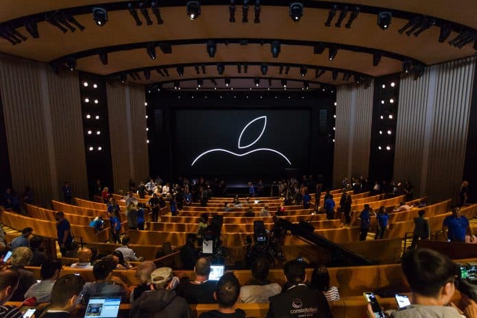 Apple sa stretne s akcionármi. Udalosť sa bude konať v divadle Steva Jobsa.