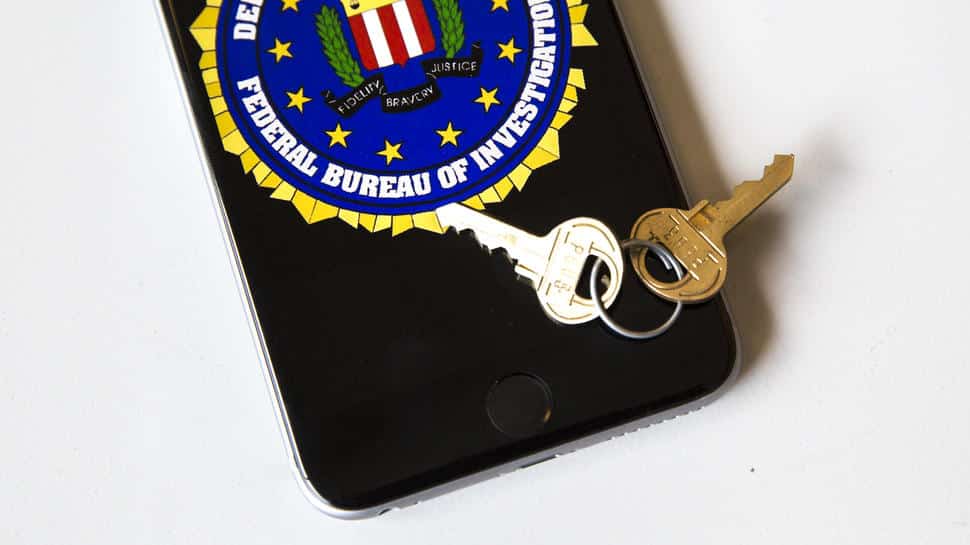 FBI chce aby Apple odomklo iPhone strelca z Floridy.