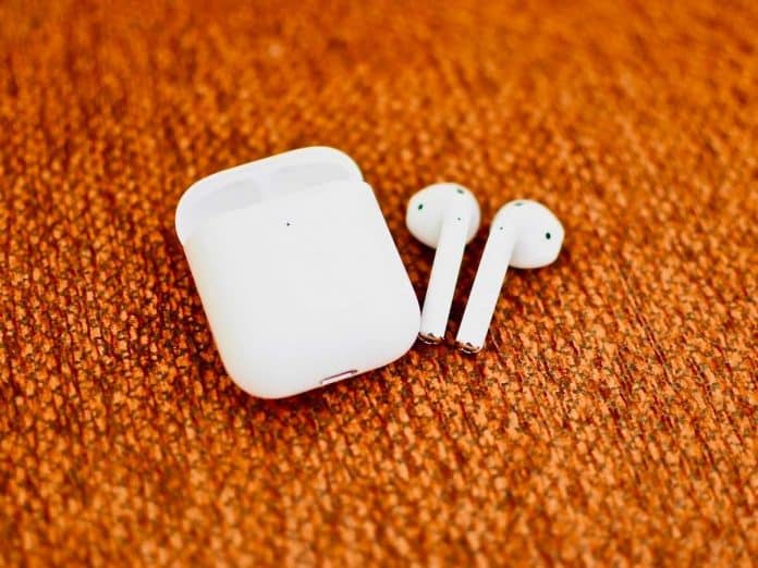 Návod: Ako pripojiť AirPods k iPhonu a Androidu.