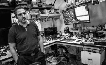 Toto je laboratórium za 10 miliónov dolárov kde vedia hacknúť iPhone.