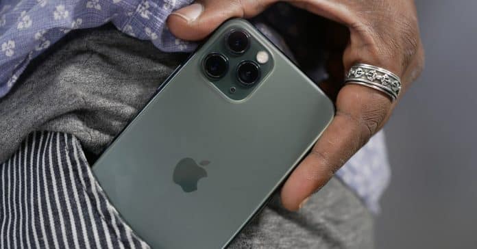iPhone urobil koncom 2019 tržby vo výške 56 miliárd dolárov. Pomohol model 