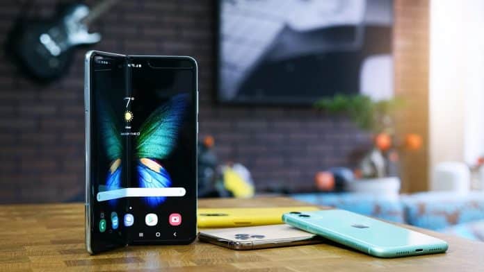 Petr Mára vyskúšal Samsung Galaxy Fold a porovnal ho s iPhonom.