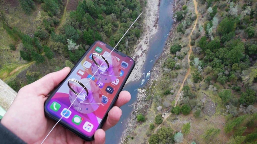 iPhone zhodil z mosta na ZipLine. Telefón to prežil!
