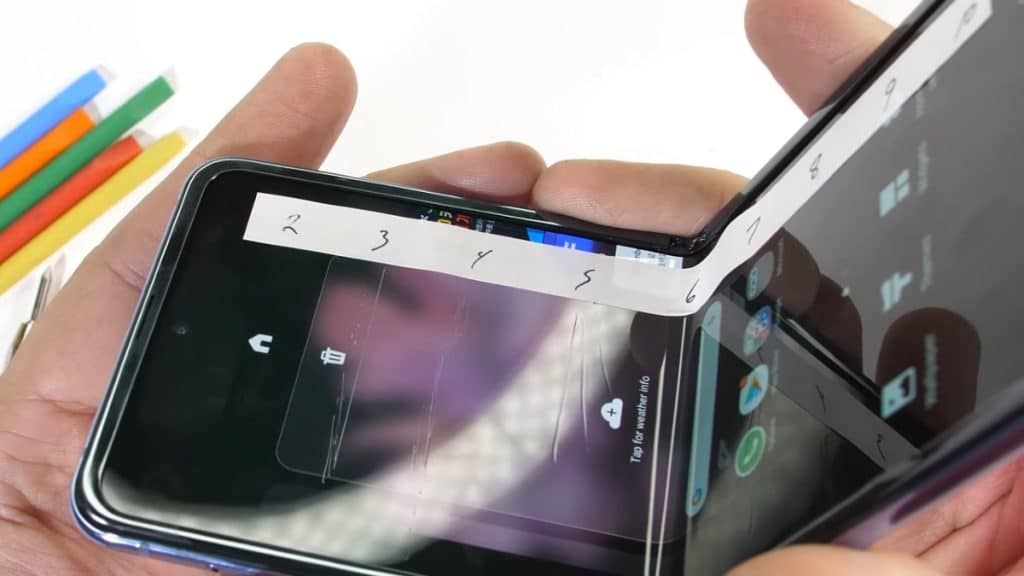 Rana pre ohybné displeje. Nový Samsung Galaxy Z Flip poškriabete nechtom.
