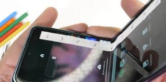 Rana pre ohybné displeje. Nový Samsung Galaxy Z Flip poškriabete nechtom.