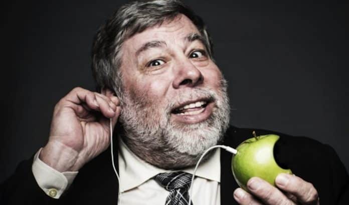 Spoluzakladateľ Apple, Steve Wozniak zarába 50$ týždenne z tejto firmy.
