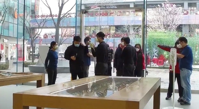 Apple kontroluje zákazníkov v Číne kvôli koronavírusu.